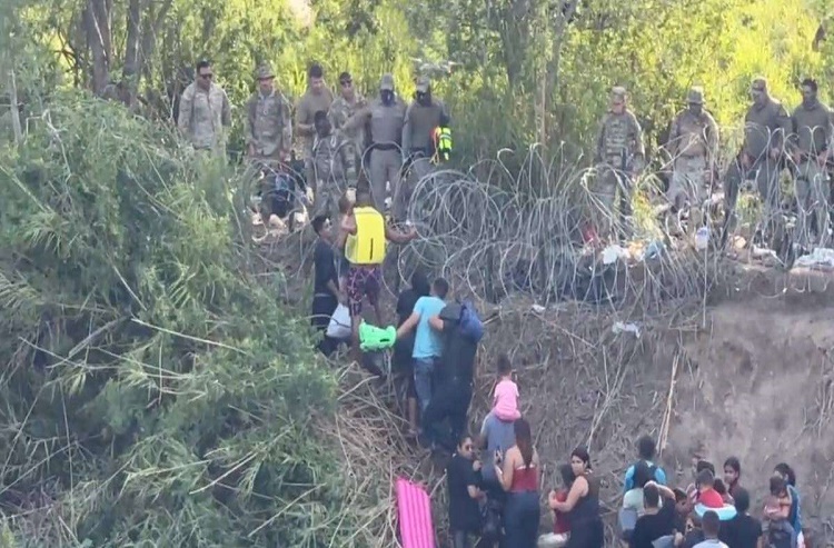 Autoridades de Texas bloquean la entrada de migrantes por el río Bravo