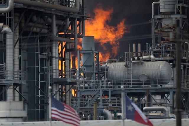 Explosión e incendio en refinería de Shell en Texas