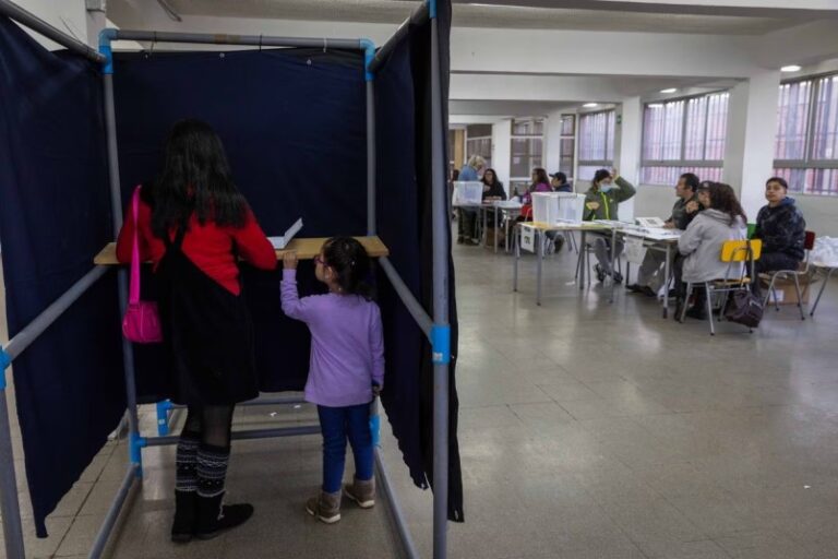 Ultraderecha se impone en elecciones constituyentes de Chile