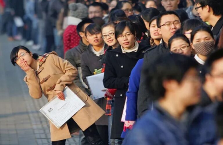 China registra récord de desempleo juvenil