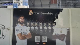 Un cartel publicitario con la imagen de Vinicius Jr en el Santiago Bernabéu fue vandalizado