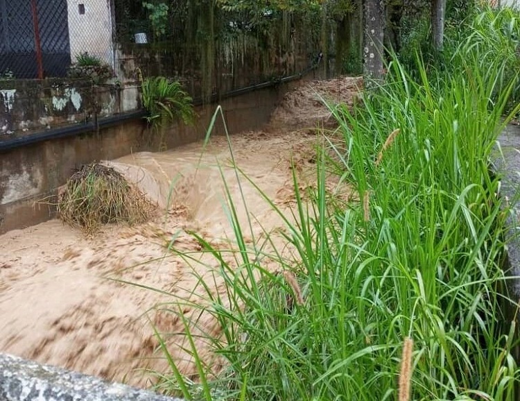 Familia muere en deslizamiento de tierra por lluvias en Mérida
