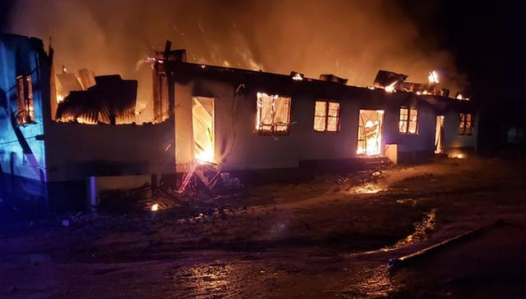 Un incendio deja al menos 20 muertos en una escuela secundaria de Guyana