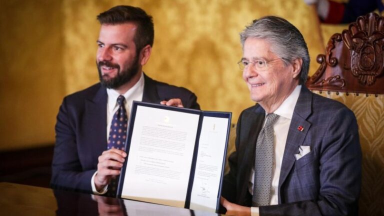 Guillermo Lasso firma decreto de reforma tributaria tras disolver la Asamblea Nacional ecuatoriana