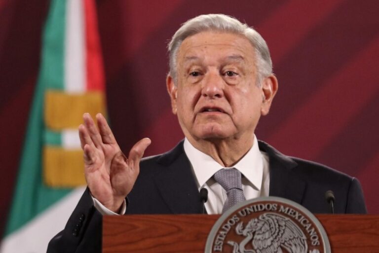 Congreso de Perú declara «persona non grata» a López Obrador
