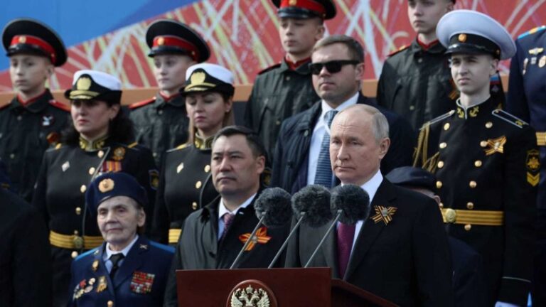 Putin llama a la «victoria» ante Ucrania en desfile militar en Moscú