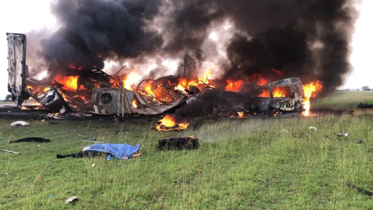 Terrible accidente de tránsito entre una camioneta y un camión de carga causa 27 muertos en México