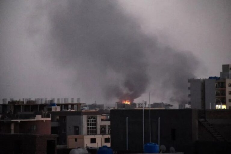 Fuertes explosiones sacuden la capital de Sudán, según habitantes