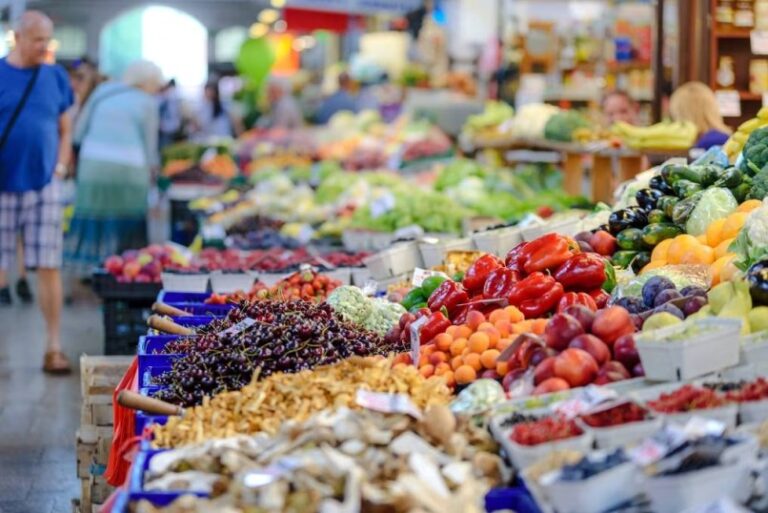 Ligero repunte en los precios mundiales de los alimentos, impulsado por el azúcar, según FAO