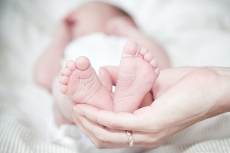 Nació el primer bebé con ADN de tres personas en Reino Unido