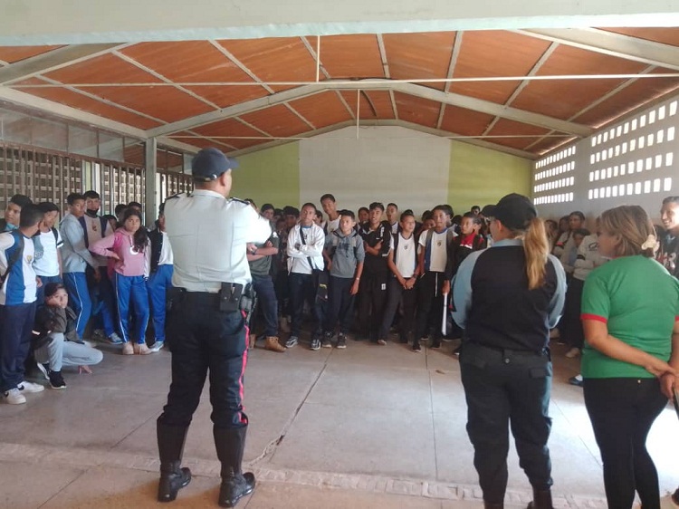 Plan «Policía va a la Escuela» orientó a 614 estudiantes de Churuguara sobre acoso escolar o bullying