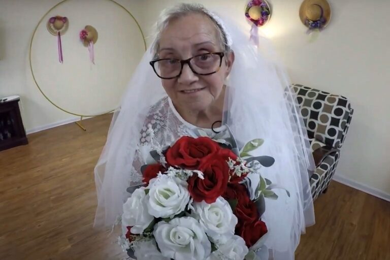 Una abuela cumplió su sueño y se casó con ella misma