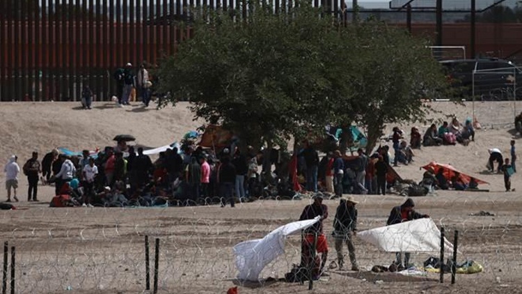 EE.UU. planea liberar a algunos inmigrantes detenidos en la frontera con México