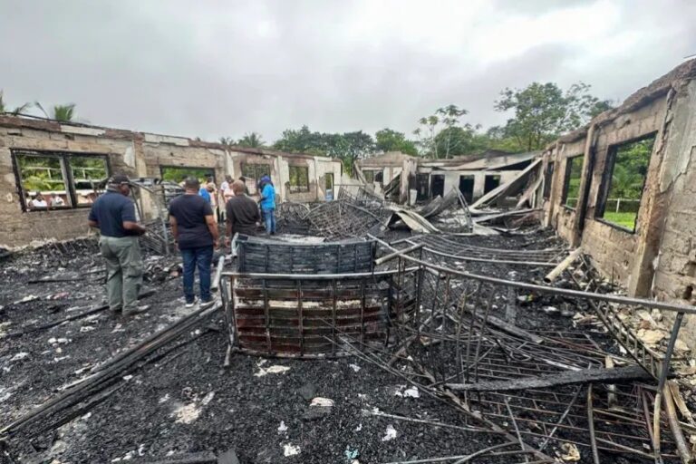 Colegiala provocó incendio que mató a 19 jóvenes en Guyana porque maestro le quitó el celular