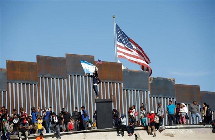 Texas presenta demanda en nombre de una coalición de estados por la «ilegal» política migratoria