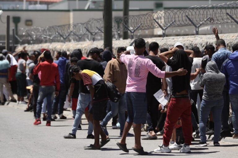 Juez bloquea liberación condicional de migrantes en frontera de EEUU