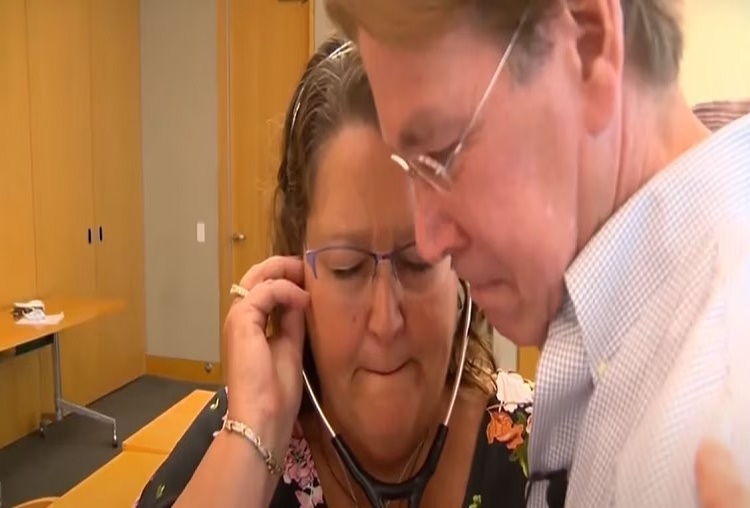En el Día de la Madre: hombre permite a los padres escuchar el corazón de su hijo fallecido hace dos años