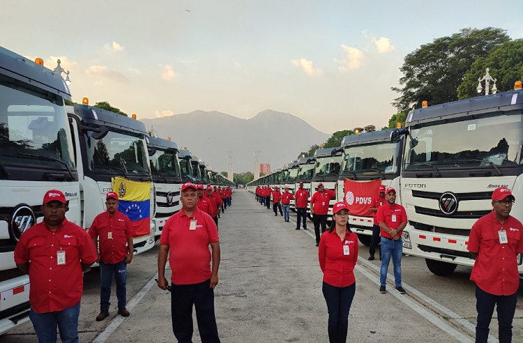 Maduro entrega 100 camiones para distribuir gasolina recuperados de la corrupción