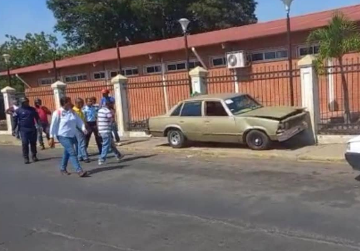 Transportista perdió frenos del Malibú e impactó a motorizado en Coro