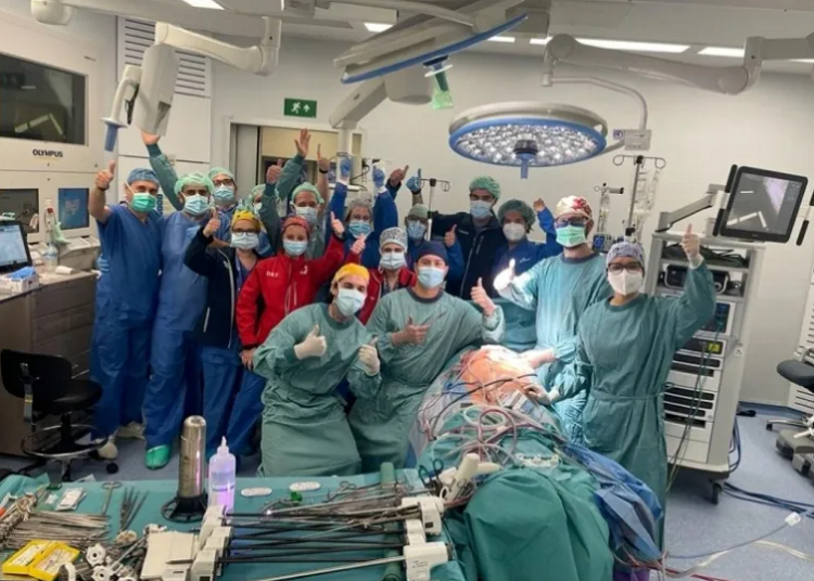 Venezolano realizó el primer trasplante de pulmón con robótica en Barcelona, España