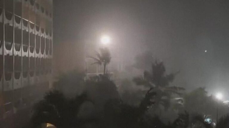 El tifón Mawar se aleja de Guam tras causar estragos