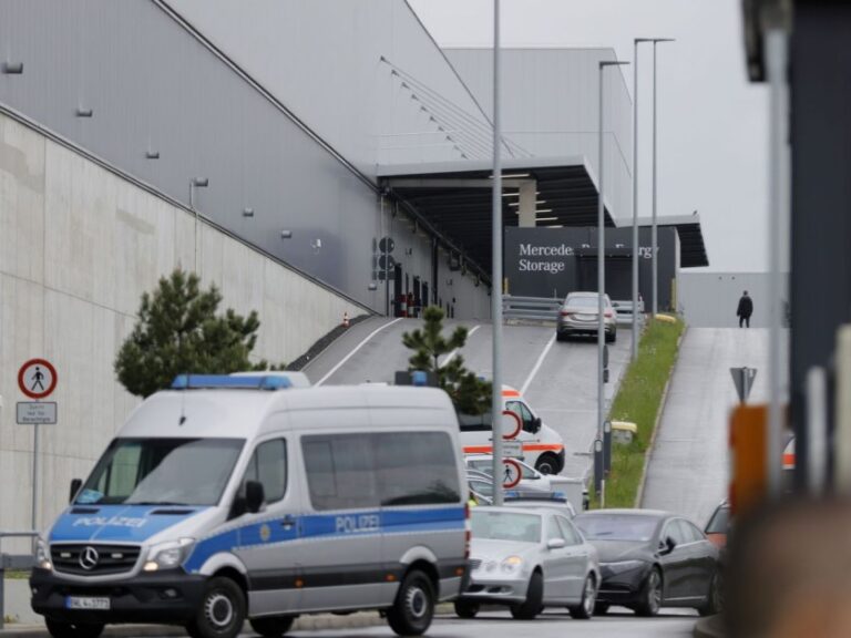 Dos muertos deja tiroteo en una planta alemana de Mercedes Benz