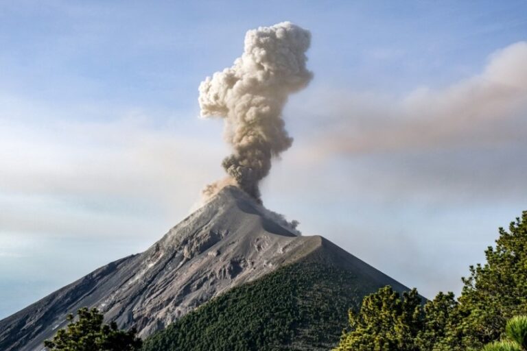 Unas 350 personas son evacuadas por la erupción del volcán de Fuego de Guatemala