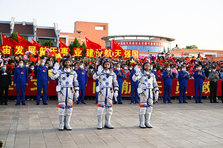 Nueva tripulación de tres astronautas llega a la estación espacial Tiangong de China
