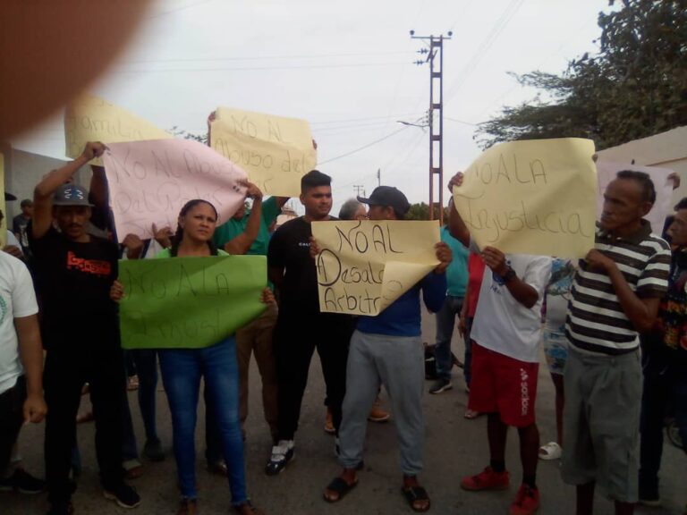 Habitantes de Punta Cardón protestaron ante desalojo de una familia y cierre de bloquera