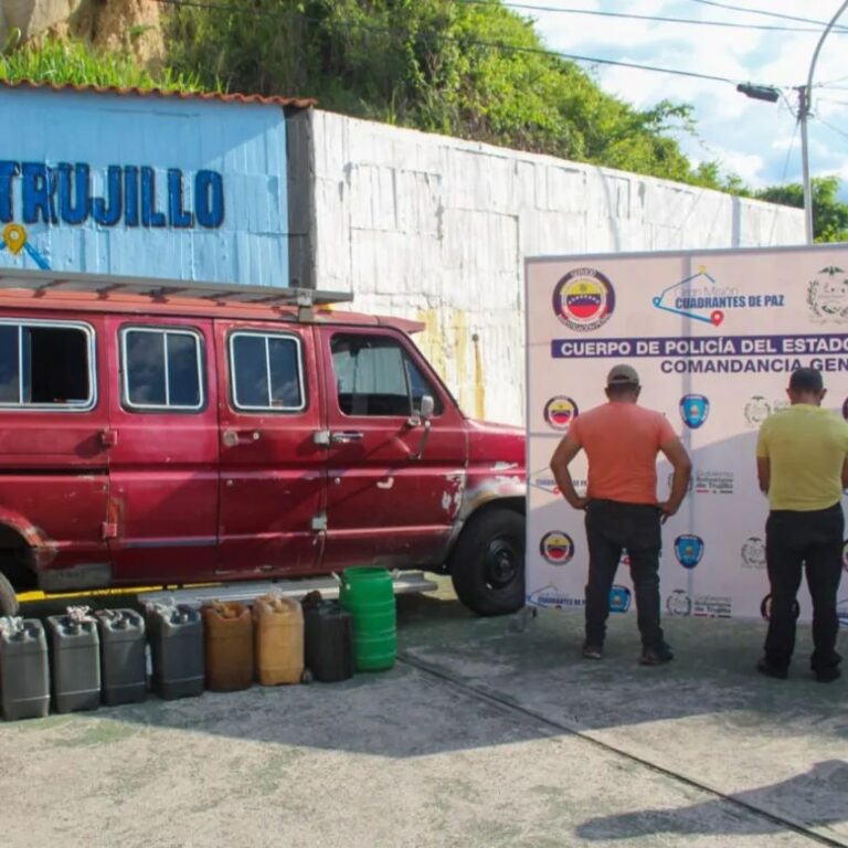 Arrestan a dos hombres y sancionan a transportista por contrabando de combustible subsidiado en Trujillo