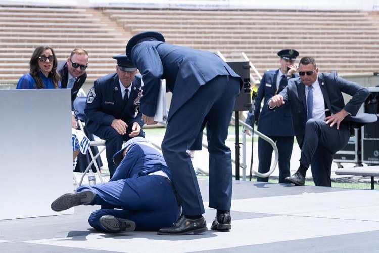 Biden se cae durante ceremonia de graduación de la Fuerza Aérea (VÍDEO)