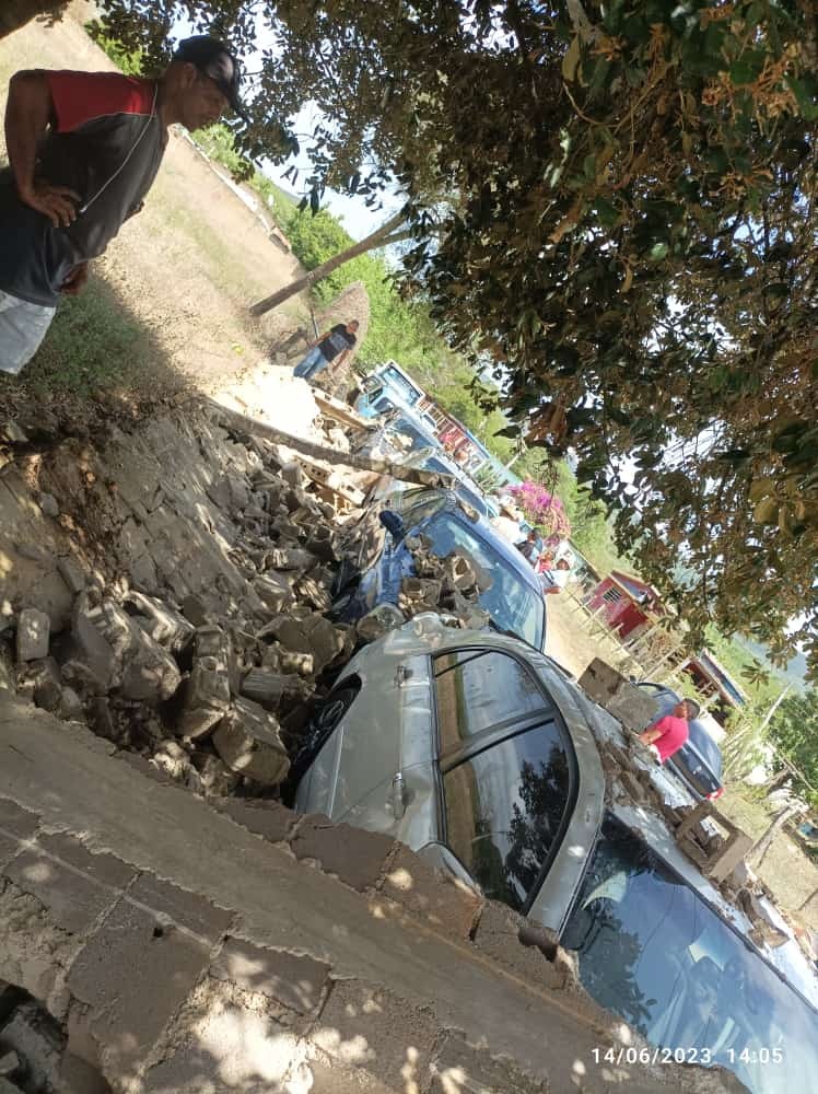 VÍDEO: Pared se derrumba sobre vehículos que hacían cola para gasolina en Cumarebo