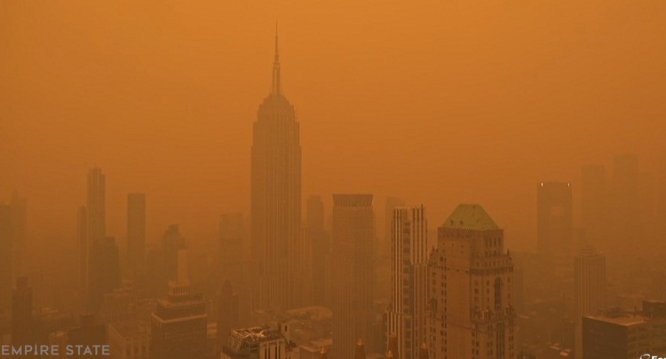 Nueva York cubierta de humo negro por incendios forestales en Canadá