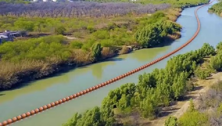 Texas usará barrera flotante para combatir cruces fronterizos