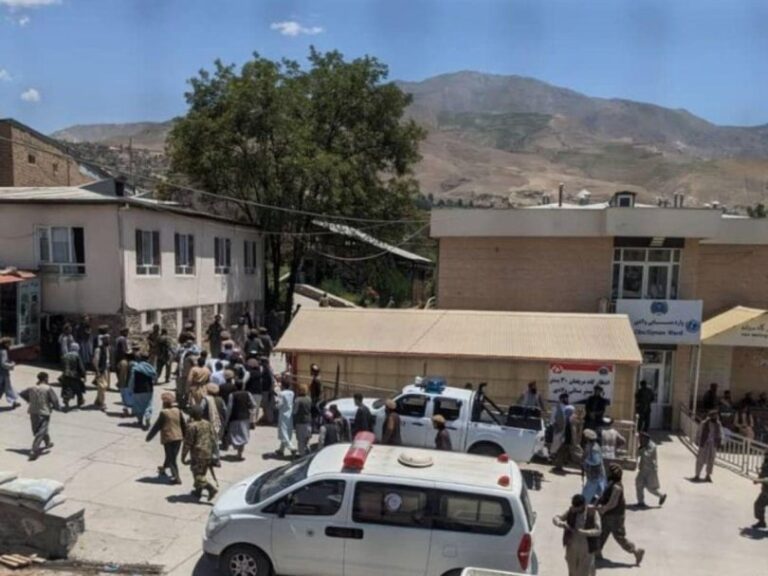 Once muertos en Afganistán deja atentado durante el funeral de un gobernador