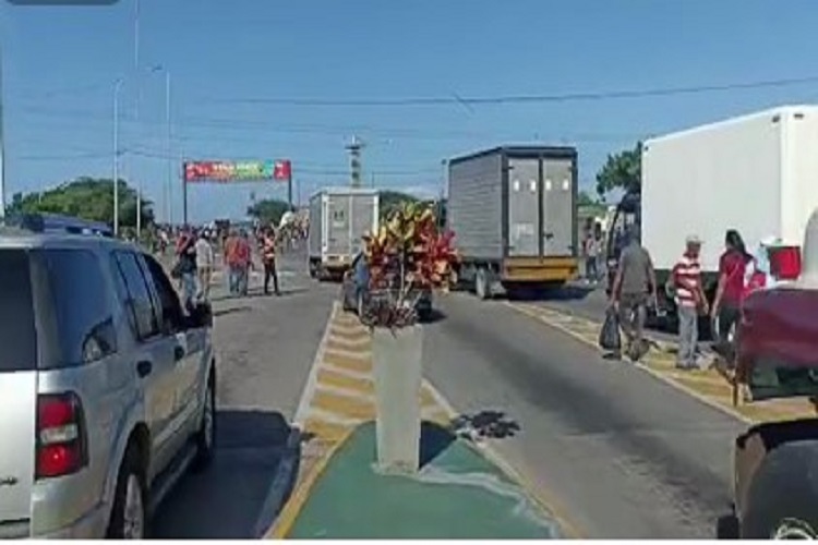 VIDEO: ¡Se amotinaron! Conductores avanzaron a toda velocidad y disolvieron tranca por los yukpas en el Puente