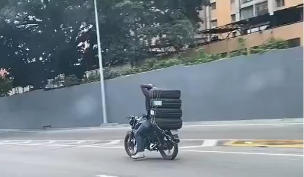 Video| «Caracas es Caracas»: Hombre se viraliza al llevar 4 cauchos en moto