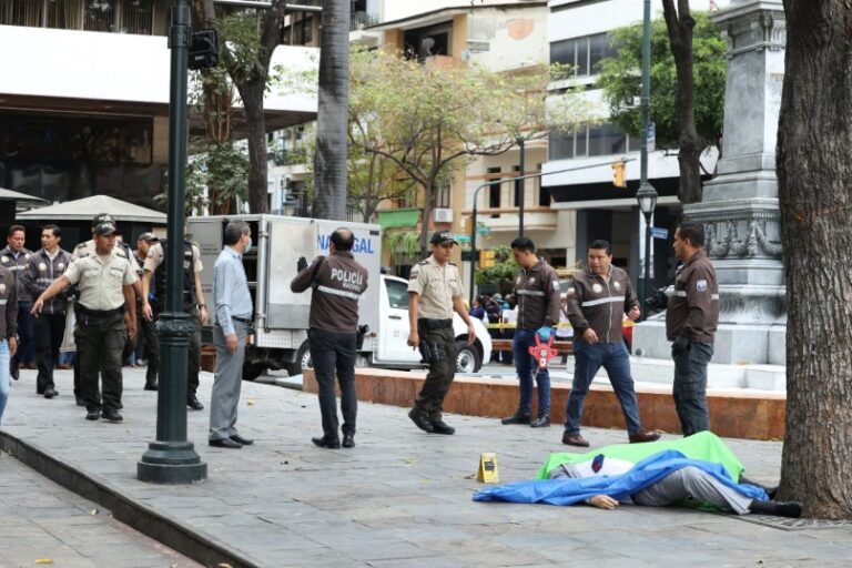 Un fiscal es asesinado en plena calle en Ecuador