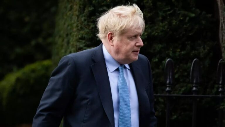 Boris Johnson vuelve al periodismo como columnista del sensacionalista Daily Mail