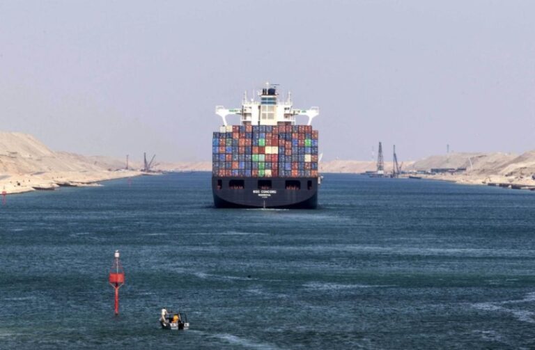 El Canal de Suez registra ingresos récord de 9.400 millones de dólares