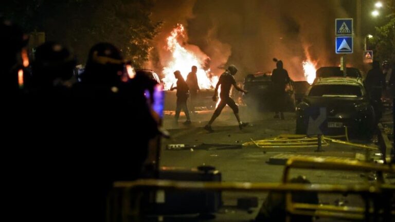 Decenas de detenidos en Francia en nueva noche de disturbios por joven baleado por la policía