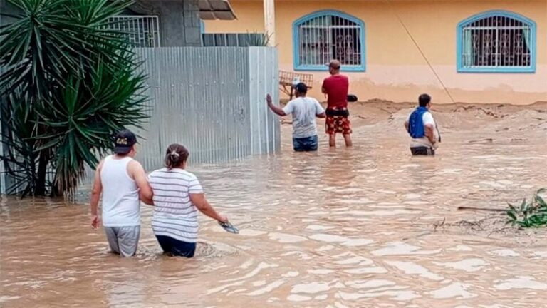 Al menos 500 personas evacuadas en Ecuador por inundaciones