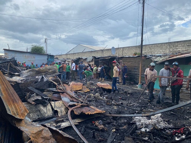 Voraz incendio destruyó 23 viviendas y dejó tres lesionados en Maracay (VÍDEO)