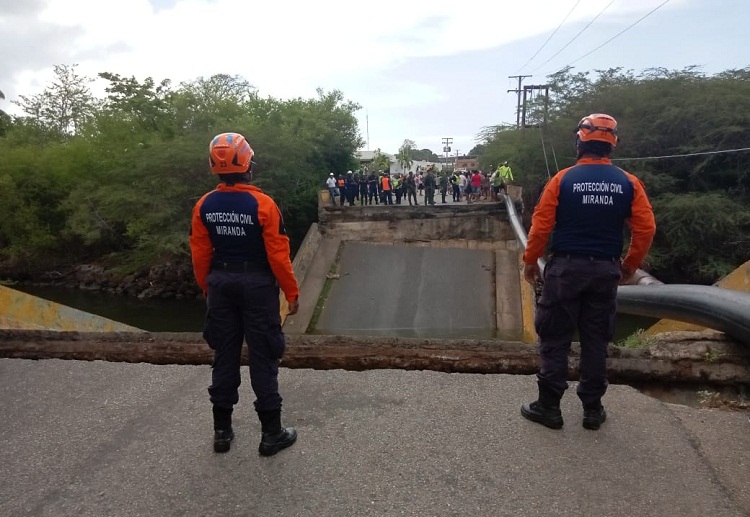 Activan plan tras colapso estructural del puente Guayacán en Higuerote