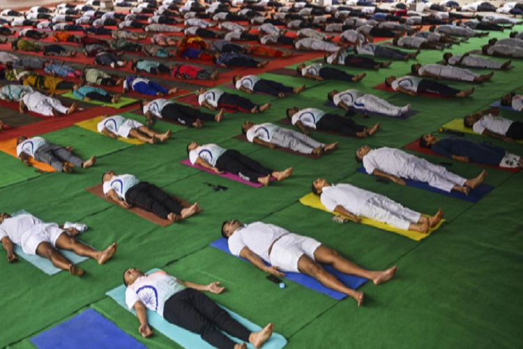 La India bate récord Guinness con la mayor sesión de yoga