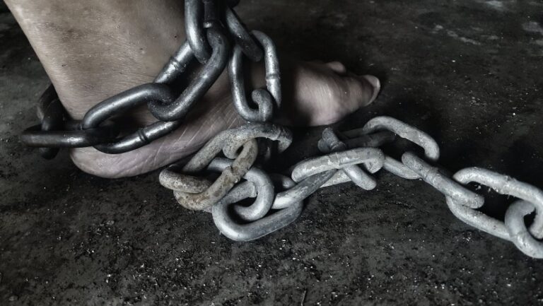 Rescatan en India a decenas de personas esclavizadas y encadenadas