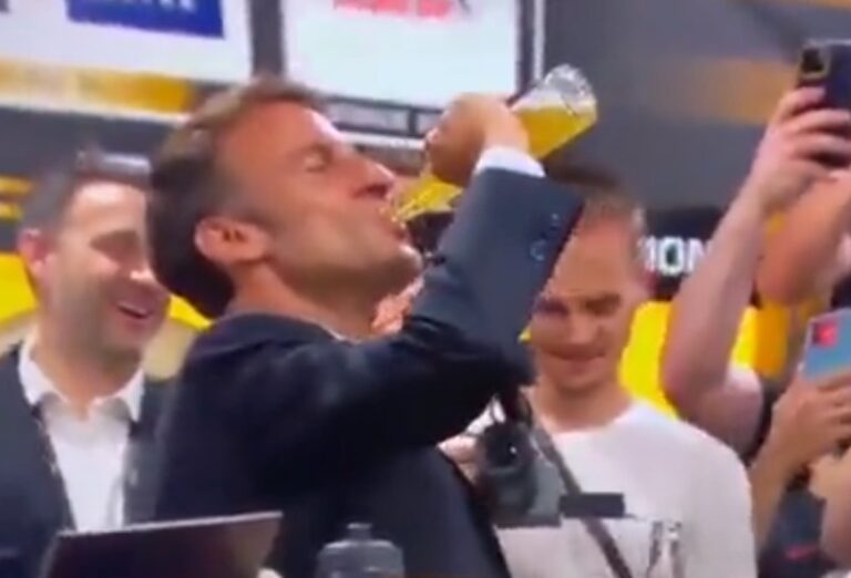 Macron se bebe una cerveza de un trago y genera polémica en Francia