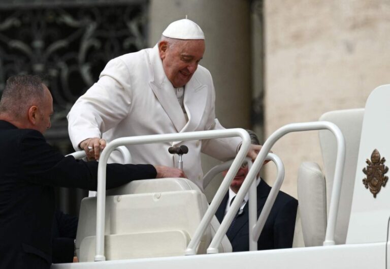 El papa Francisco en reposo tras una operación en el abdomen