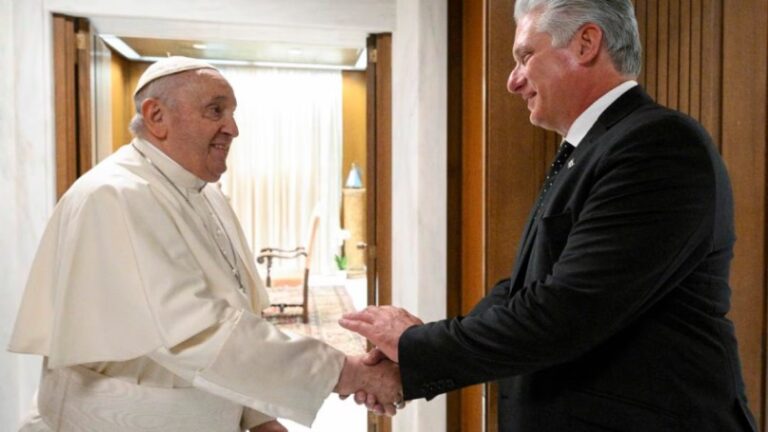 El presidente de Cuba se reúne con el papa Francisco durante su gira europea