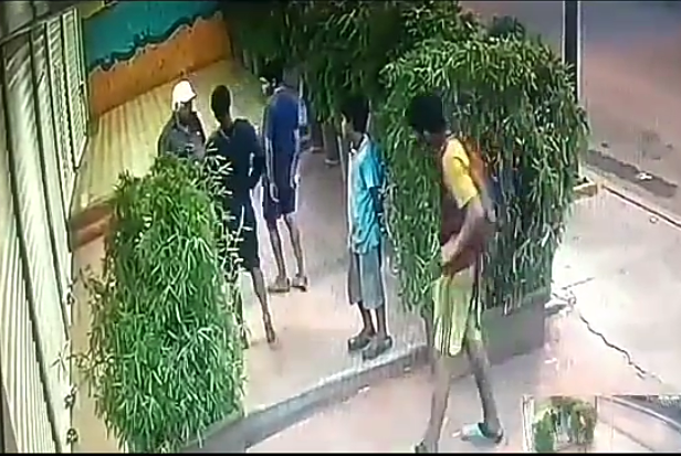 Cuatro jóvenes en situación de calle detenidos por atracar y golpear a un repartidor en Sabana Grande